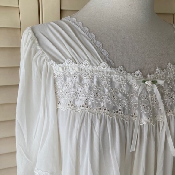 1960's Miss Elaine Waltz Length Nightgown - Picture 7 of 9